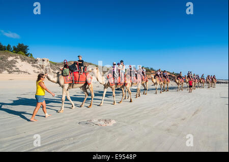 Touristen, Reiten auf Kamelen am Cable Beach in Broome, Western Australia Stockfoto