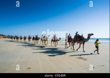 Touristen, Reiten auf Kamelen am Cable Beach in Broome, Western Australia Stockfoto