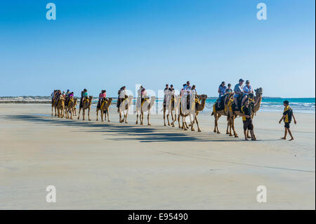 Touristen, Reiten auf Kamelen am Cable Beach in Broome, Western Australia Stockfoto