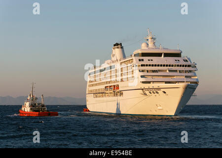 "Seven Seas Mariner" Kreuzfahrt-Schiff der Regent Seven Seas Cruises wird heraus zum Meer geschleppt, Rhodes, Rhodes island, Dodekanes, Griechenland Stockfoto