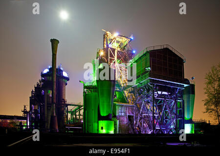 Das stillgelegte Stahlwerk im Landschaftspark Duisburg-Nord, öffentlichen Park auf einem ehemaligen Industrieareal beleuchtet in der Nacht während eines Stockfoto