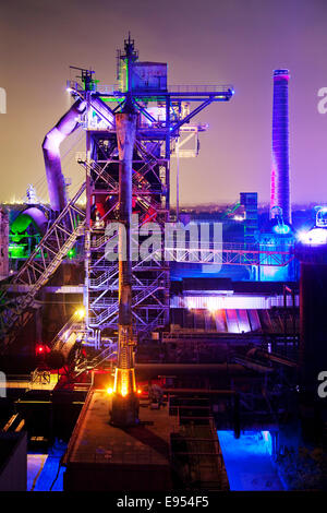 Das stillgelegte Stahlwerk im Landschaftspark Duisburg-Nord, öffentlichen Park auf einem ehemaligen Industrieareal mit Nachtbeleuchtung Stockfoto