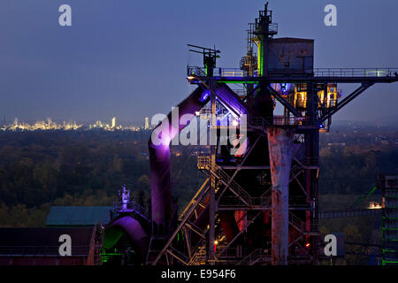 Das stillgelegte Stahlwerk im Landschaftspark Duisburg-Nord, öffentlichen Park auf einem ehemaligen Industrieareal beleuchtet in der Abenddämmerung mit blast Stockfoto