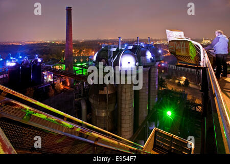 Die beleuchteten Landschaftspark Duisburg-Nord, öffentlichen Park auf einem ehemaligen Industrieareal von Hochofen Nr. 5, Duisburg Stockfoto