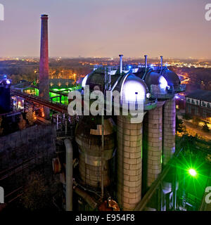 Landschaftspark Duisburg-Nord, öffentlichen Park auf einem ehemaligen Industrieareal, beleuchtet in der Abenddämmerung, Blick auf das Ruhrgebiet von blast Stockfoto