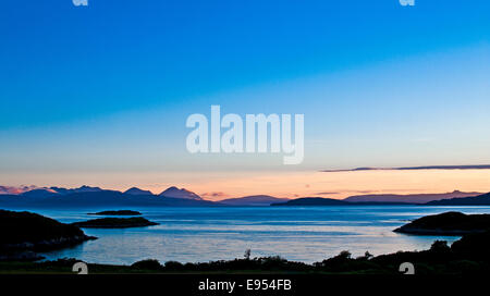 Dramatischen Sonnenuntergang über den Cullins, Skye und Scalpay, gesehen aus der Bucht auf Loch Carron in der Nähe von Plockton, Schottland Highlands Stockfoto