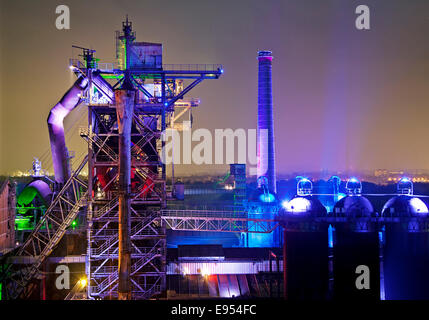 Das stillgelegte Stahlwerk im Landschaftspark Duisburg-Nord, öffentlichen Park auf einem ehemaligen Industrieareal mit Nachtbeleuchtung Stockfoto