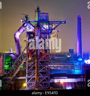 Das stillgelegte Stahlwerk im Landschaftspark Duisburg-Nord, öffentlichen Park auf einem ehemaligen Industrieareal mit Nachtbeleuchtung Stockfoto