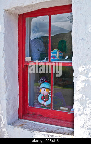 Skurrile rot lackiert traditionelle Schaufenster in Plockton, Wester Ross anzeigen gestrickte schottische Souvenirs, Highlands Scotland UK Stockfoto