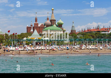 Strand mit das Kremlin Palace Hotel und eine Nachbildung der Kreml, Kundu, Aksu, türkische Riviera, Antalya Provinz, Mittelmeerraum Stockfoto