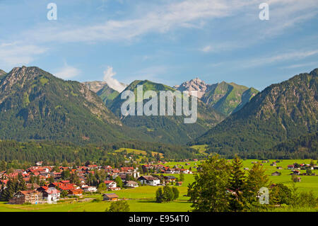 Stadtbild, hinter der Loretto-Wiesen und dem Birgsautal, Oberstdorf, Allgäu, Bayern, Deutschland Stockfoto