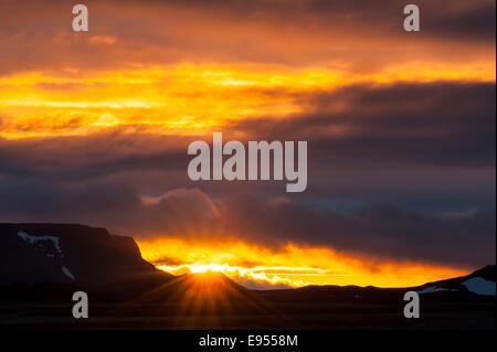 Sonne bricht durch die Wolken, Sonnenuntergang, Myvatn Gebiet, Norðurland Eystra, Island Stockfoto