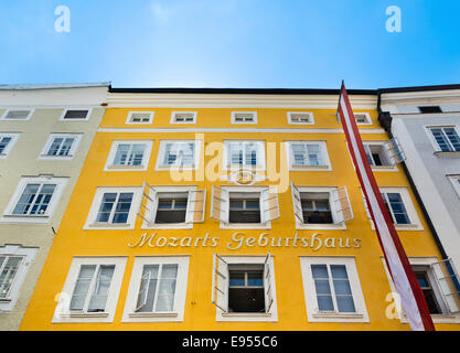 Mozarts Geburtshaus in der Getreidegasse Street, Salzburg, Österreich Stockfoto