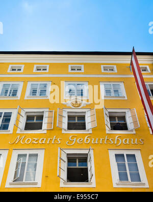 Mozarts Geburtshaus in der Getreidegasse Street, Salzburg, Österreich Stockfoto