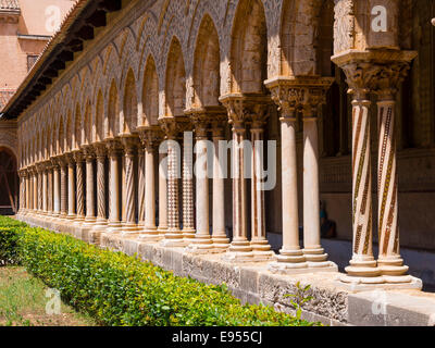 Kreuzgang mit reich verzierten Säulen in Monreale Kathedrale oder Dom Santa Maria Nuova, Monreale, Sizilien, Italien Stockfoto