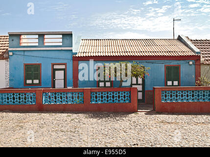 Bunte Haus mit einem Hibiskus Blütenbaum, Fundo Das Figueiras, Boa Vista, Kap Verde, Republik Cabo Verde Stockfoto