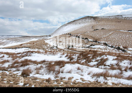 Schilf, Schneeverwehungen und Steinmauern unter South Head in High Peak. Ende des Winters-Szene. Stockfoto