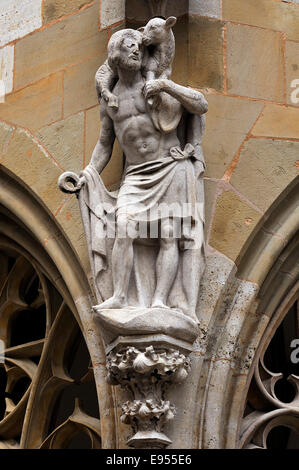 Christus als den guten Hirten mit dem Lamm auf seinen Schultern, Skulptur an der St.-Jakobs-Kirche, Kirchplatz Stockfoto