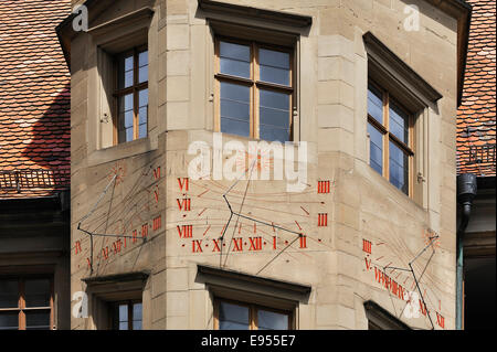 Drei Sonnenuhren am Treppenturm, altes Gymnasium, 1589-99, jetzt das Gemeindezentrum von St. Jakobskirche Stockfoto