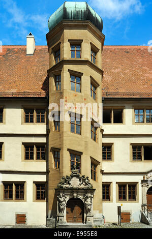 Treppenturm mit drei Sonnenuhren, altes Gymnasium, 1589-99, jetzt das Gemeindezentrum von St. Jakobskirche Stockfoto