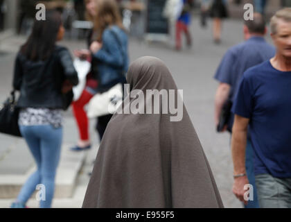 Straßburg (Elsass): eine verschleierte Frau (tragen Hijab) ist zu Fuß in den Straßen der Stadt. Juni 2013 Stockfoto