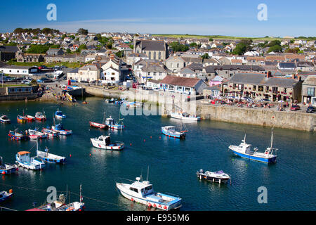 Porthleven Hafen mit kleinen Fischen und Vergnügen Boote, Kai und Stadt breitet sich hinter, Cornwall, England, UK. Stockfoto