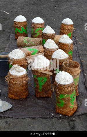 Geernteten Meersalz, verpackt, trocken, bekannt als Fleur de Sel, Nord Bali, Bali, Indonesien Stockfoto