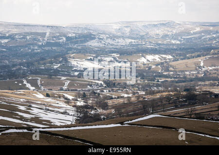 Gebleicht Spätwinter Landschaft mit Resten von Schneeverwehungen neben den Steinwänden. Chinley, Derbyshire, England. Stockfoto