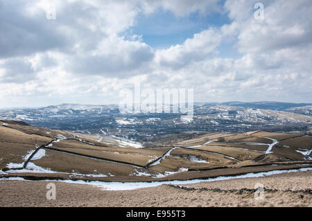 Gebleicht Spätwinter Landschaft mit Resten von Schneeverwehungen neben den Steinwänden. Chinley, Derbyshire, England. Stockfoto