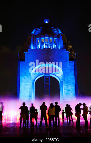 Leute beobachten die Lichtshow und Springbrunnen vor dem Denkmal für die Revolutión, Monumento a la Revolución, in der Nacht Stockfoto