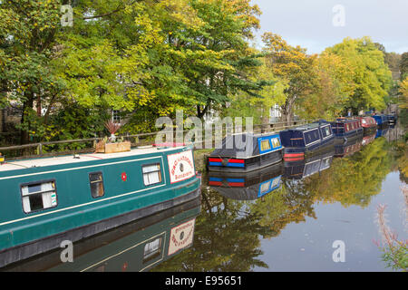 Narrowboats vor Anker am Federn Zweig, Leeds und Liverpool Canal, Skipton, North Yorkshire, England, UK Stockfoto