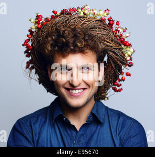Porträt eines lachenden glücklich mit Kranz Stockfoto