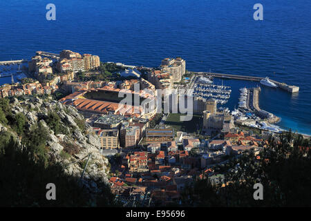 Fontvieille, Bezirk gebaut auf neu gewonnenem Land, mit dem Fußballstadion und der Hafen von Cap d ' Ail, gesehen von unterhalb der Stockfoto