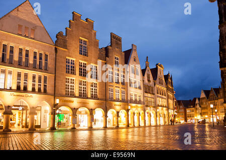 Giebelhäuser am Prinzipalmarkt Straße in der Nacht, Münster, Nordrhein-Westfalen, Deutschland Stockfoto