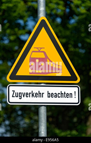 Warnung "Achtung, Züge" am Bahnhof von Diessen am Ammersee, Upper Bavaria, Bavaria, Germany Stockfoto