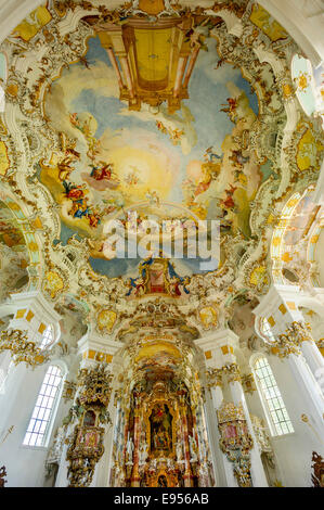 Chor und gewölbte Deckenfresko von Johann Baptist Zimmermann, Wieskirche, Steingaden, Pfaffenwinkel, Oberbayern Stockfoto