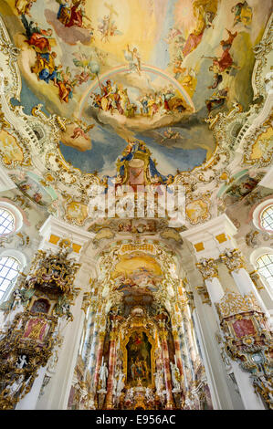 Chor und gewölbte Deckenfresko von Johann Baptist Zimmermann, Wieskirche, Steingaden, Pfaffenwinkel, Oberbayern Stockfoto