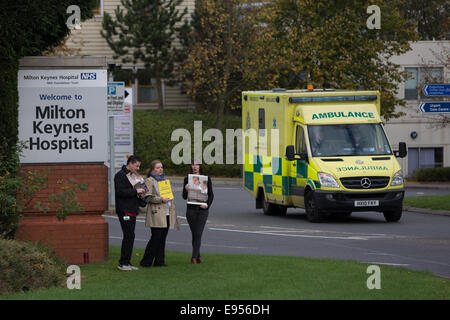 Milton Keynes, UK. 20. Oktober 2014. MTRAs streiken in Milton Keynes Krankenhaus. Die Gesellschaft & College des Röntgenassistenten Mitglieder nehmen Teil an einem UK-weiten Streik zum ersten Mal in mehr als 30 Jahren. Bildnachweis: Chris Yates/Alamy Live-Nachrichten Stockfoto