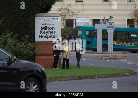 Milton Keynes, UK. 20. Oktober 2014. MTRAs streiken in Milton Keynes Krankenhaus. Die Gesellschaft & College des Röntgenassistenten Mitglieder nehmen Teil an einem UK-weiten Streik zum ersten Mal in mehr als 30 Jahren. Bildnachweis: Chris Yates/Alamy Live-Nachrichten Stockfoto