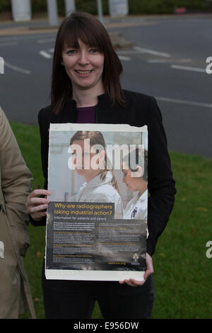 Milton Keynes, UK. 20. Oktober 2014. MTRAs streiken in Milton Keynes Krankenhaus. Die Gesellschaft & College des Röntgenassistenten Mitglieder nehmen Teil an einem UK-weiten Streik zum ersten Mal in mehr als 30 Jahren. Bildnachweis: Chris Yates/Alamy Live-Nachrichten Stockfoto