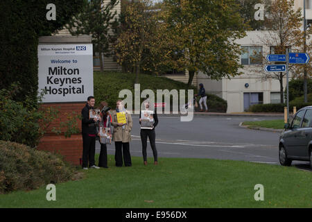 Milton Keynes, UK. 20. Oktober 2014. MTRAs streiken in Milton Keynes Krankenhaus. Die Gesellschaft & College des Röntgenassistenten Mitglieder nehmen Teil an einem UK-weiten Streik zum ersten Mal in mehr als 30 Jahren. Bildnachweis: Chris Yates/Alamy Live-Nachrichten Stockfoto