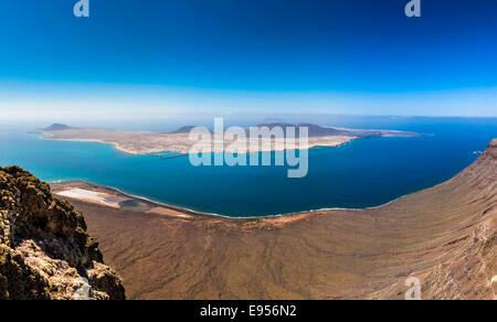 Blick auf La Graciosa Insel vom Mirador del Rio, Lanzarote, Kanarische Inseln, Spanien Stockfoto