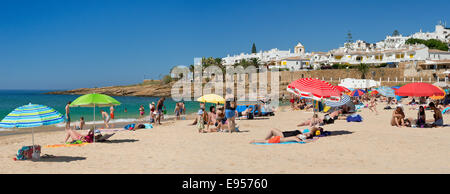 Portugal; der Westalgarve, Praia da Luz Strand im Sommer Stockfoto