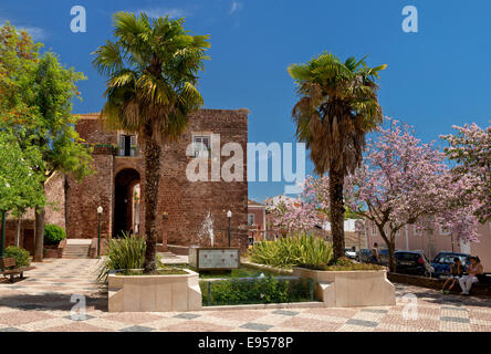 Portugal, Algarve, Silves, der Hauptplatz und Eingang in die Altstadt Bogen Stockfoto