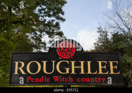 Hexe auf fliegenden Besen auf diese Weise. Ungewöhnlich am Straßenrand Witchway direktionale waymarker Land Zeichen in der Nähe von Pendle, Roughlee, Lancashire, Großbritannien Stockfoto