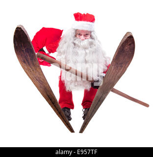 Santa Claus springt auf Skiern Stockfoto