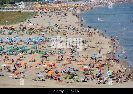 Luftaufnahme von Menschen genießen die langen Sandstrand entlang der adriatischen Küste an einem heißen Sommertag Stockfoto