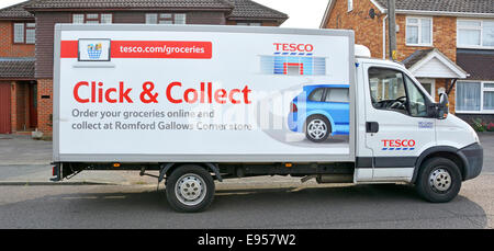 Tesco Hauszustellung van Abwurf Lebensmittel in einer Wohnstraße mit Werbung für Click & Collect Service von lokalen Speicher Stockfoto