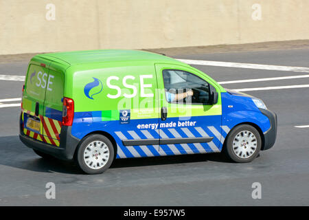 Nahaufnahme der Seite von oben aus grüner und blauer schottischer und südlicher Energiewagen ein Nutzfahrzeug, das auf der Autobahn M25 Essex England UK fährt Stockfoto