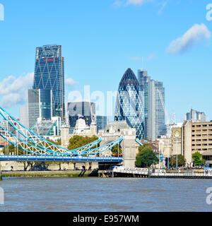 Flut an der Themse in einem Teil der Tower Bridge City of London Skyline einschließlich Gherkin Cheesegrater und Heron Tower Wahrzeichen Wolkenkratzer England UK Stockfoto